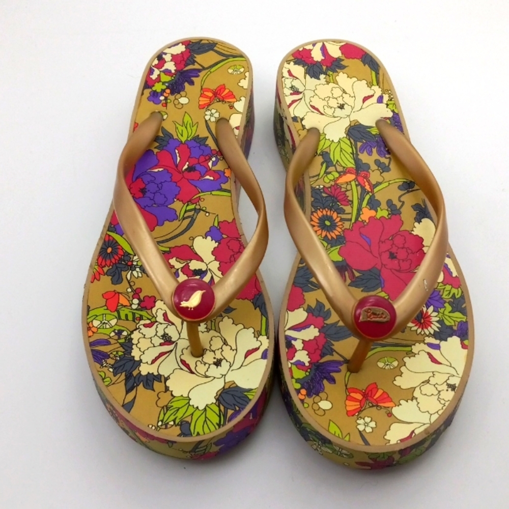 SAKROOTS FLORAL SANDALS